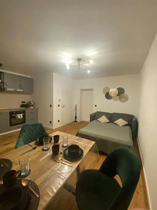 Апартаменты Schoene 2 Zimmer Wohnung Kingsize-Bett Аугсбург