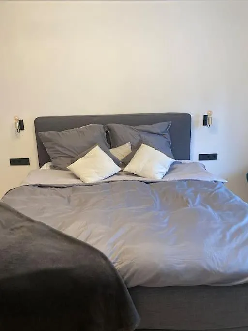 Schoene 2 Zimmer Wohnung Kingsize-Bett Аугсбург
