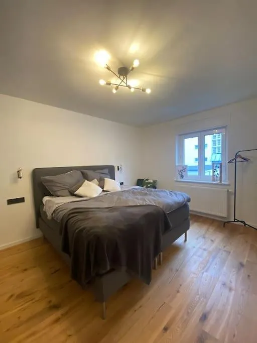 Апартаменты Schoene 2 Zimmer Wohnung Kingsize-Bett Аугсбург