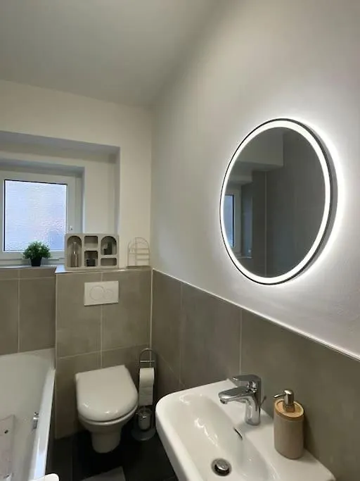 Апартаменты Schoene 2 Zimmer Wohnung Kingsize-Bett Аугсбург